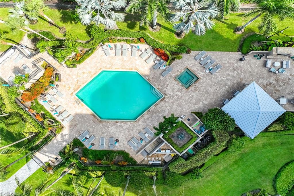 Pool and Spa, Loungers and out to the booardwalk beach.