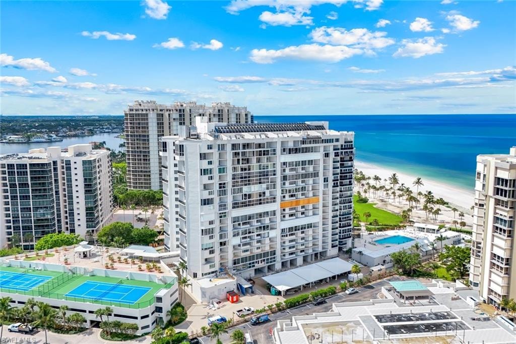 Bird's eye view of a pool and apartment complex / building