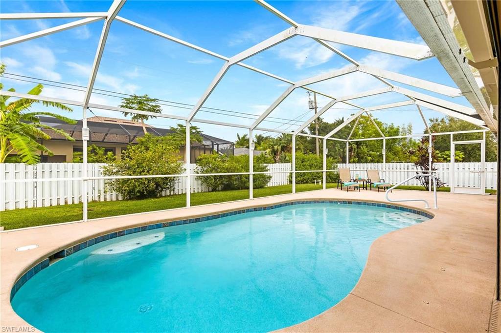 Villa Royal Ann also has a fully-fenced in yard