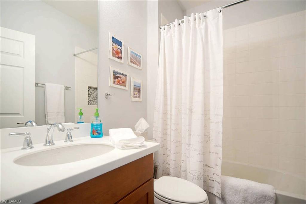 Guest Bathroom w/ Shower/Tub combo
