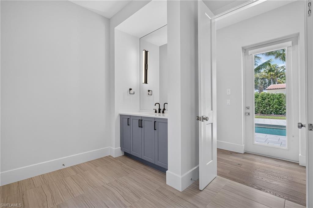 Master suite batheroom