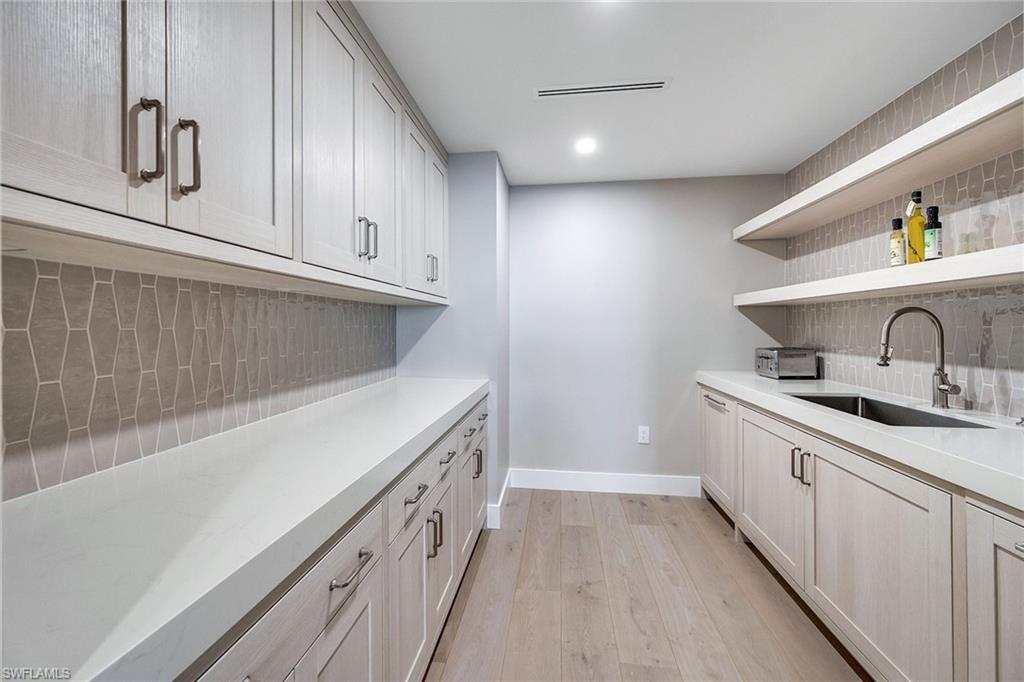 Butlers Pantry off Kitchen w/2nd sink & dishwasher