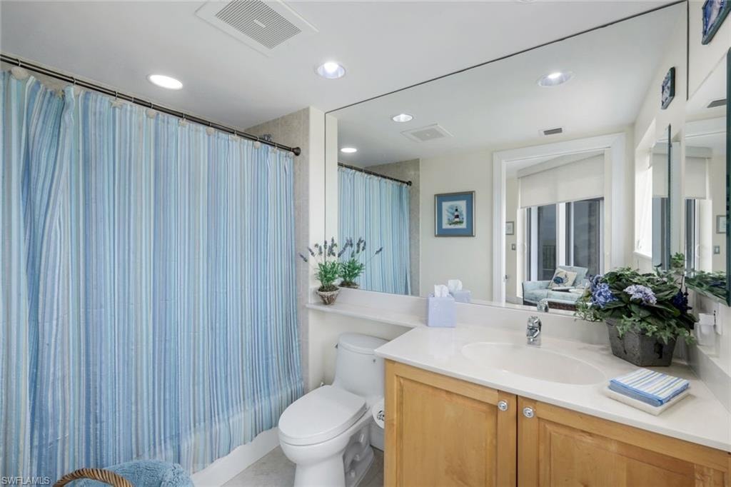 En-suite bath to the second bedroom/guest bedroom