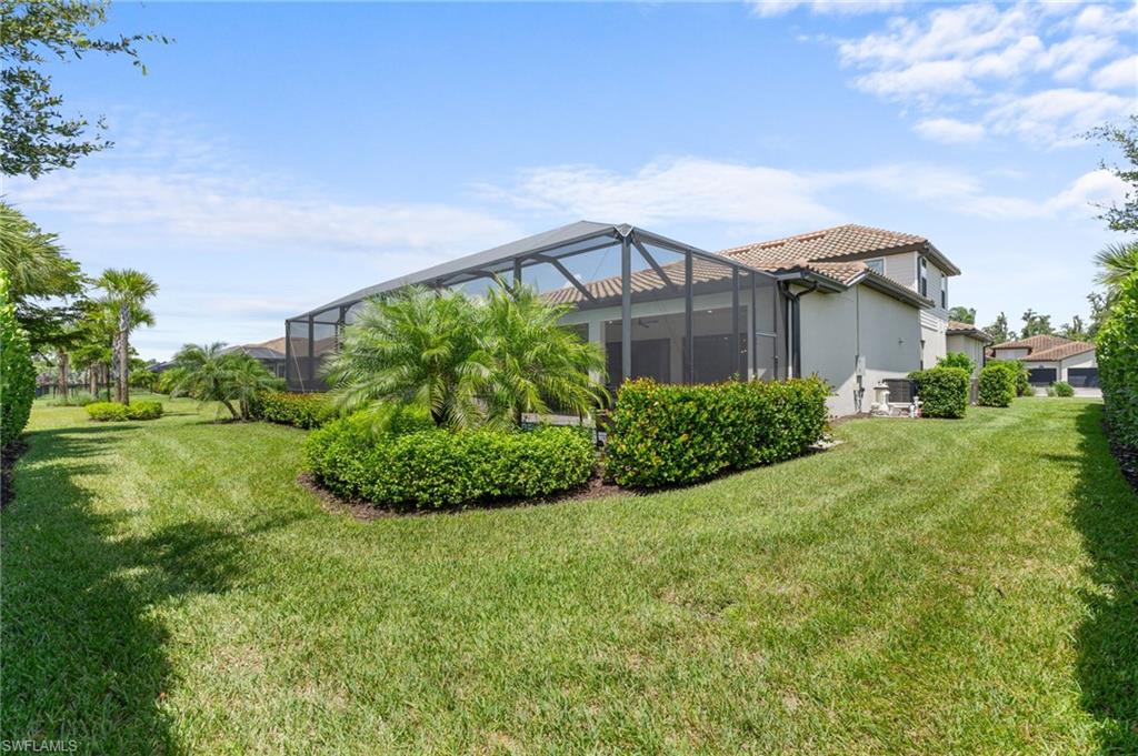 Oversized backyard - Bush fence