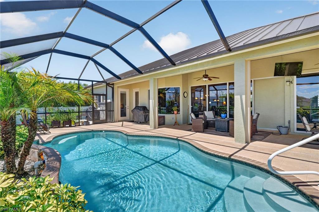 Pool with large lanai area for outdoor entertainment