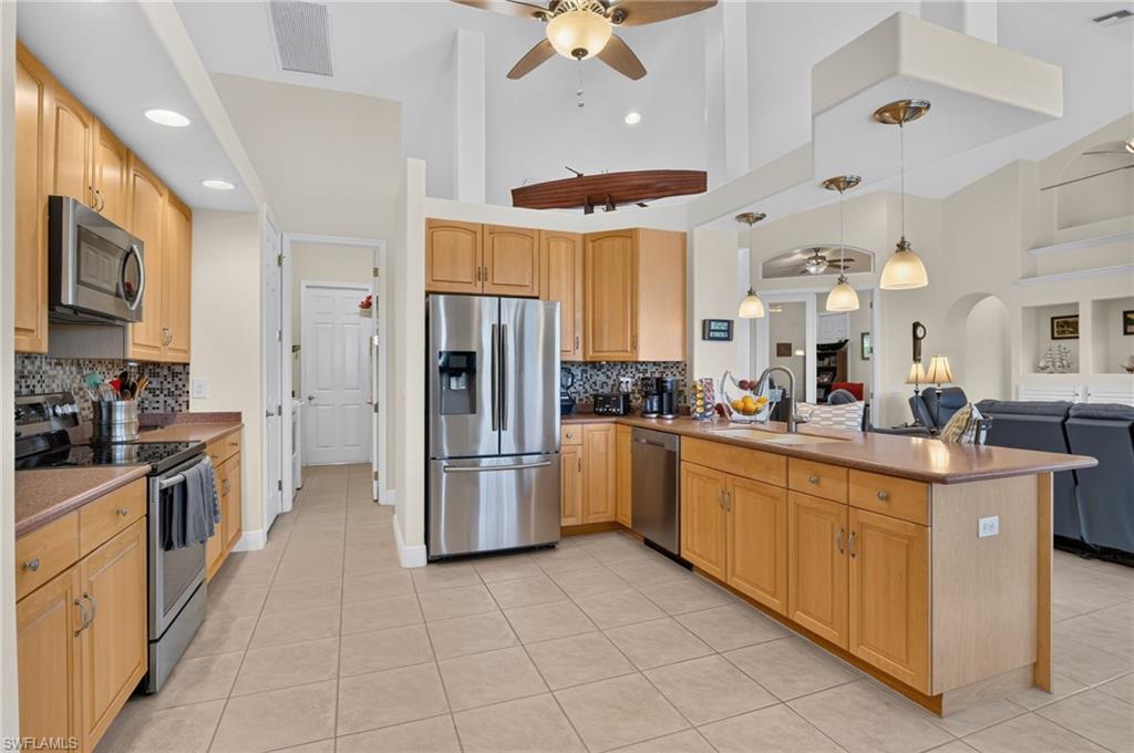 2547 SW 5th AVE photo 11