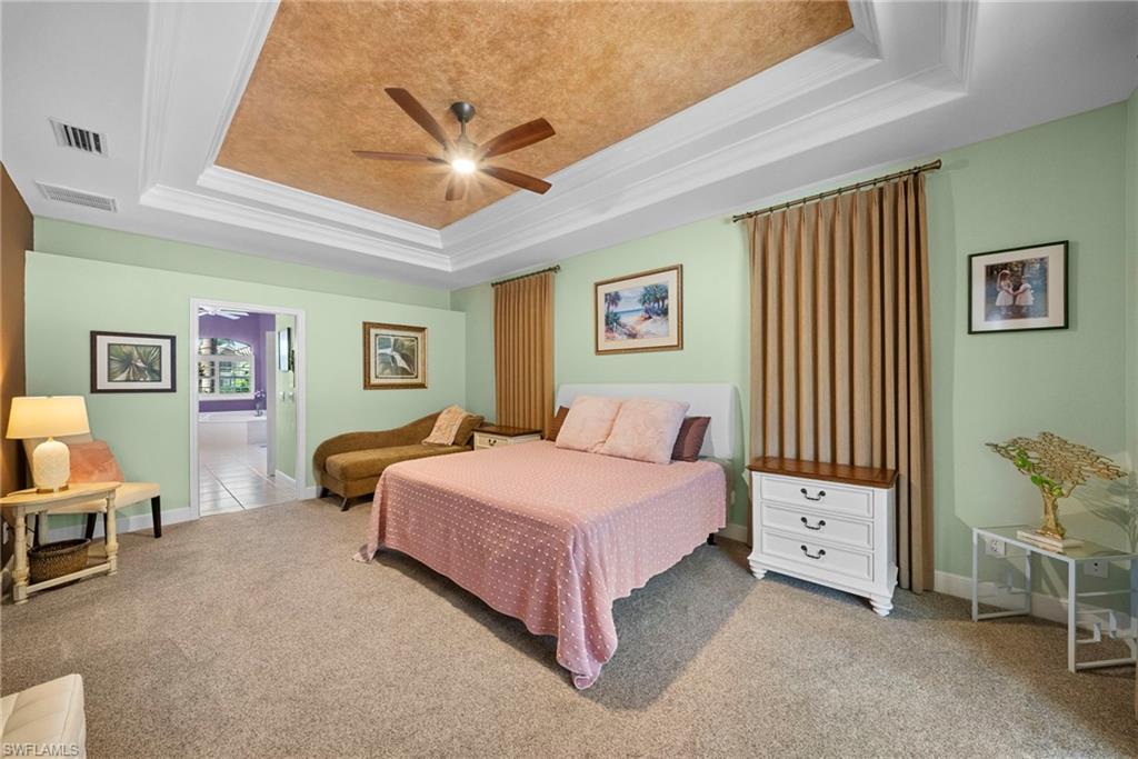 Tray ceiling with crown molding and a ceiling fan