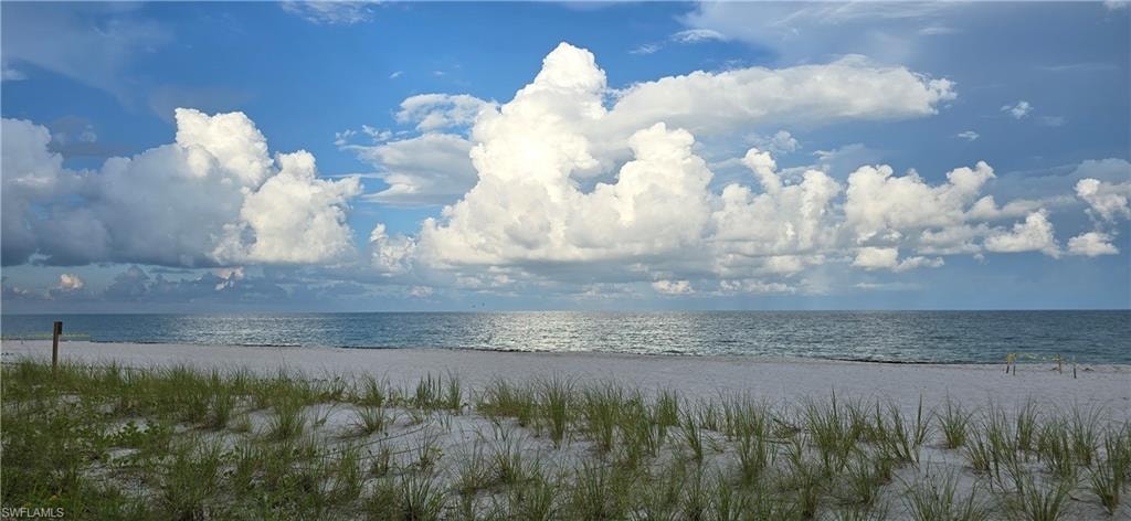 beach less than 2 mi to public beach access