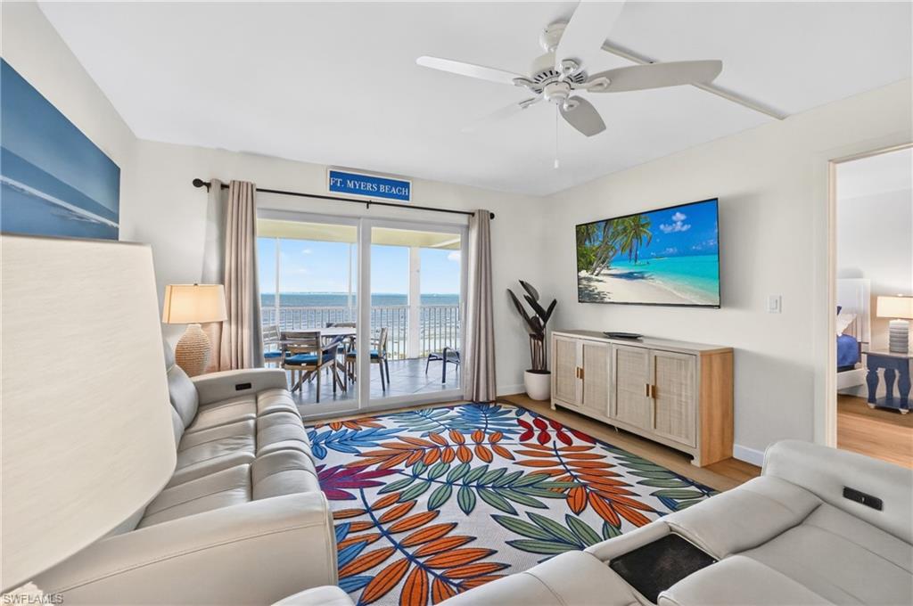 Relax and watch the gulf water, listen to the waves or watch the TV.