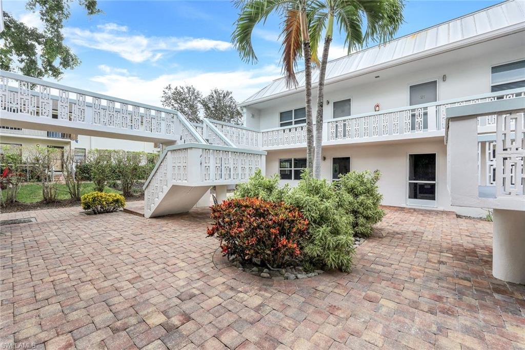 Cozy Courtyard offers privacy and a wonderful place to relax!