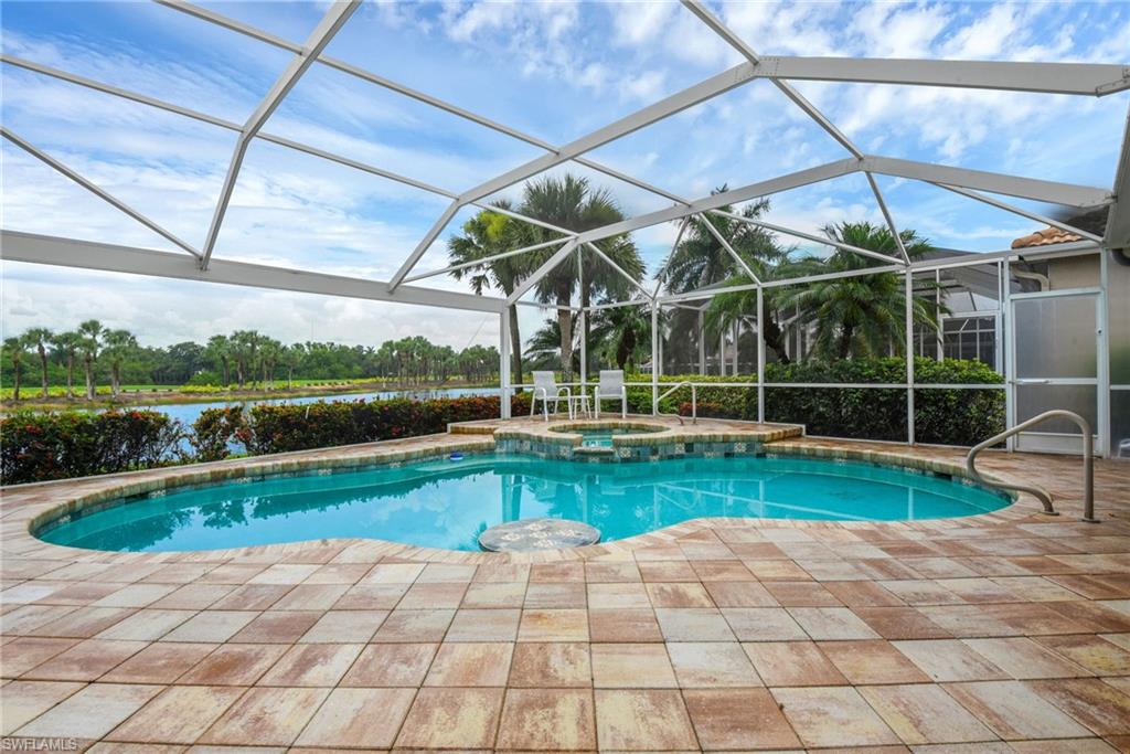 Large Spacious pool lanai
