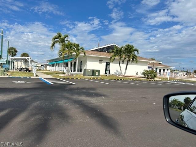 Left side of club house where the Laundry room with washer/dryers are.  The Mail room is on this side of the building as well.