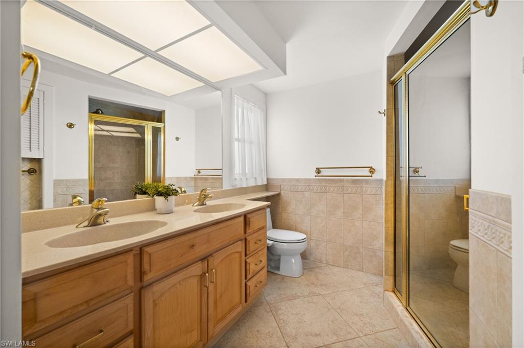 Primary bath with dual sinks