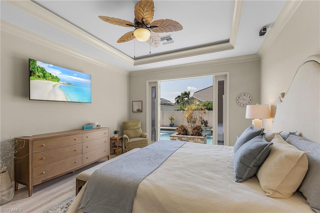 Tray ceiling with crown molding and ceiling fan