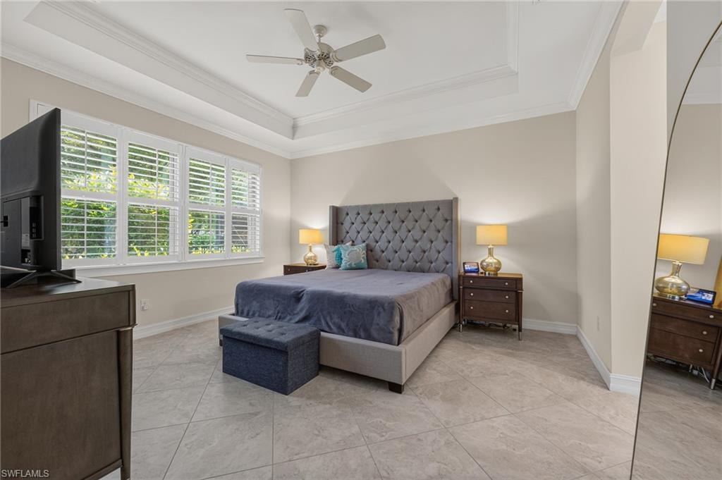 Tray ceiling with crown molding and a ceiling fan
