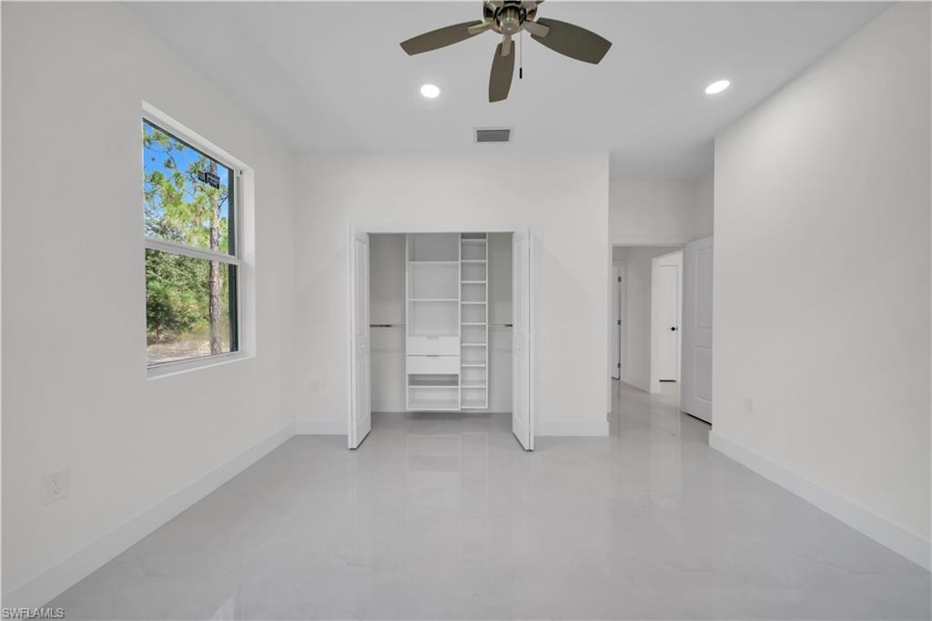 guest bedroom number one.( Lower floor)