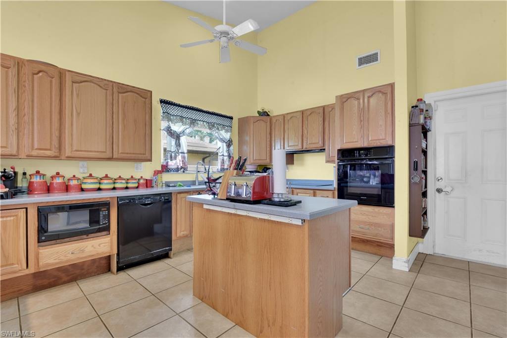Kitchen w/ Island