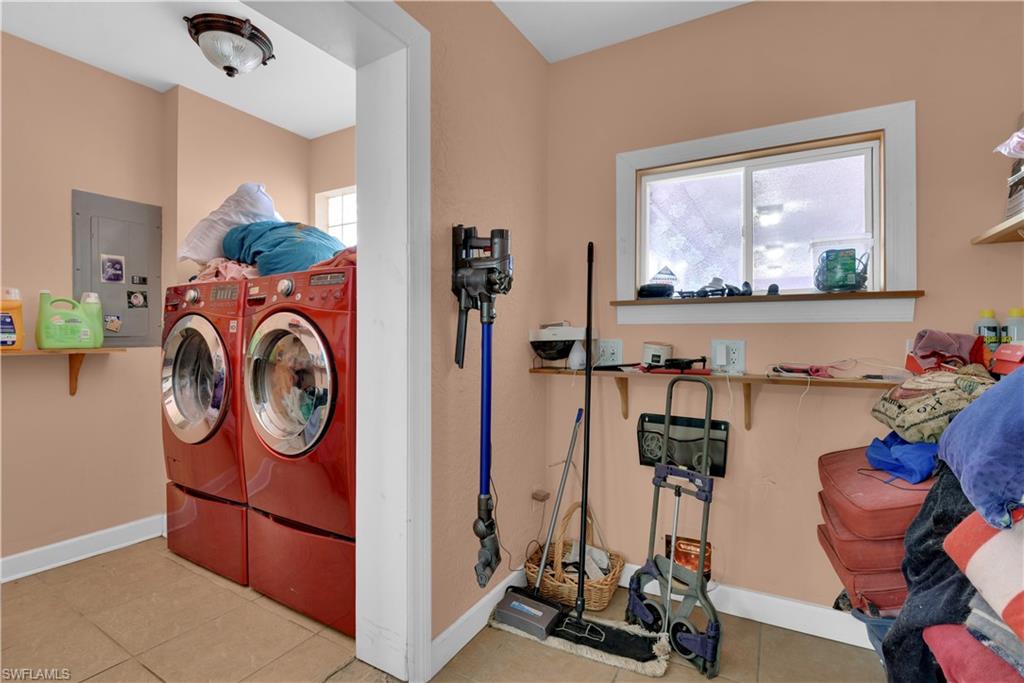 Flex Room & Laundry Area