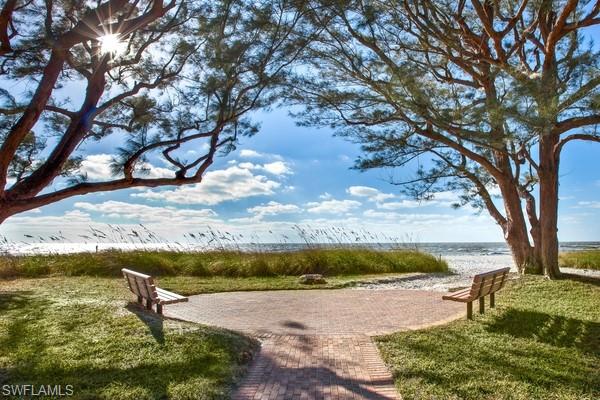 Minutes to Naples sandy beach access!