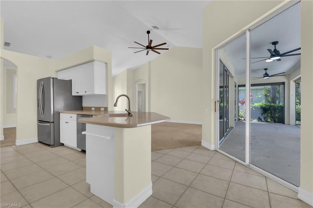 Kitchen w/ Breakfast Bar