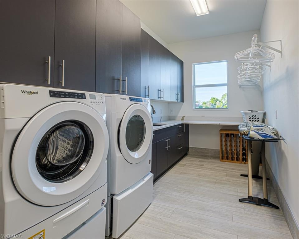 Laundry with lots of space
