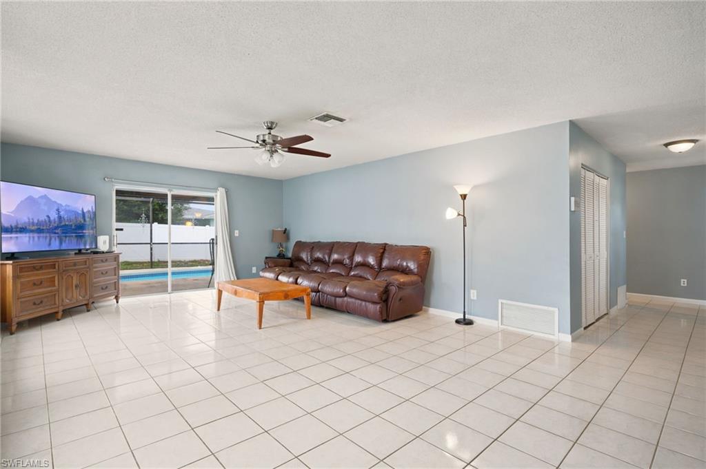 301 Hollywood ST photo 6