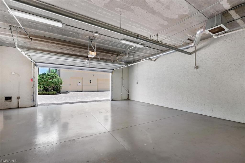 Oversize private garage with keyless entry