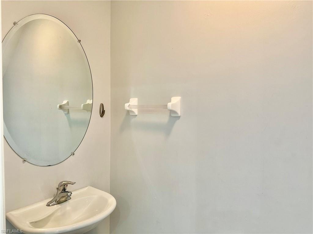 Half bathroom (1st floor)