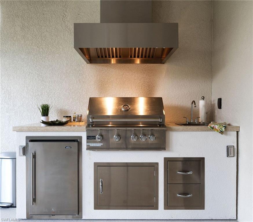 Fully equipped outdoor kitchen
