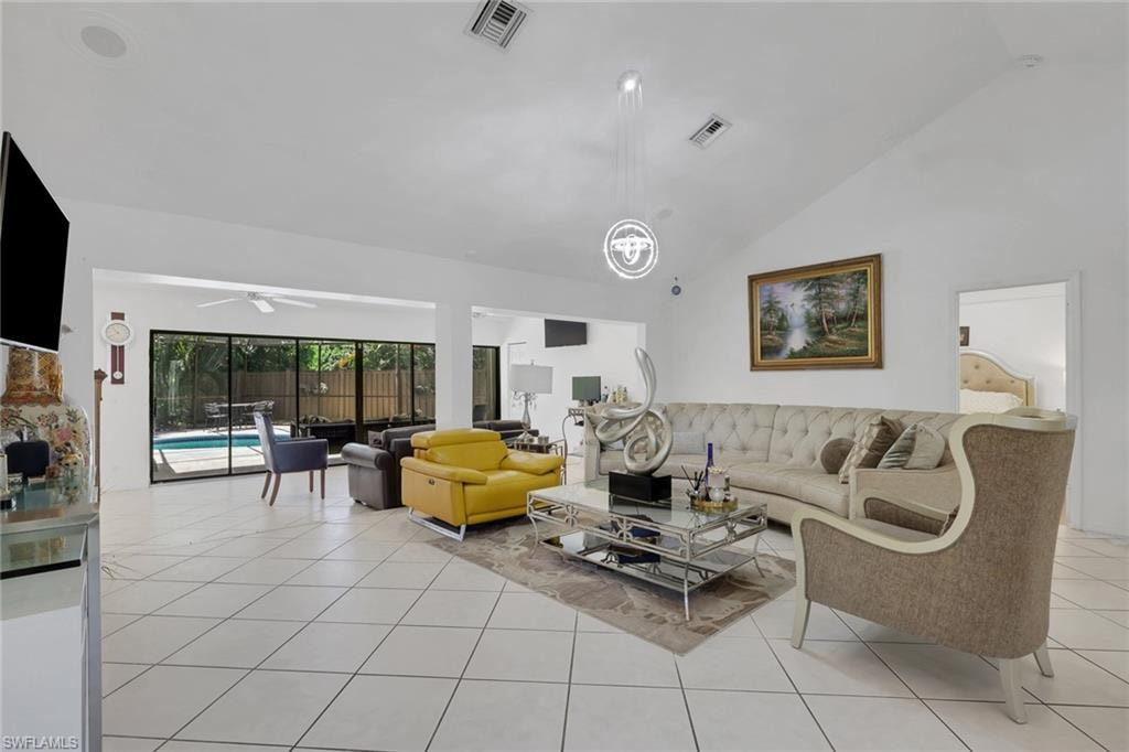 3036 Round Table LN photo 13