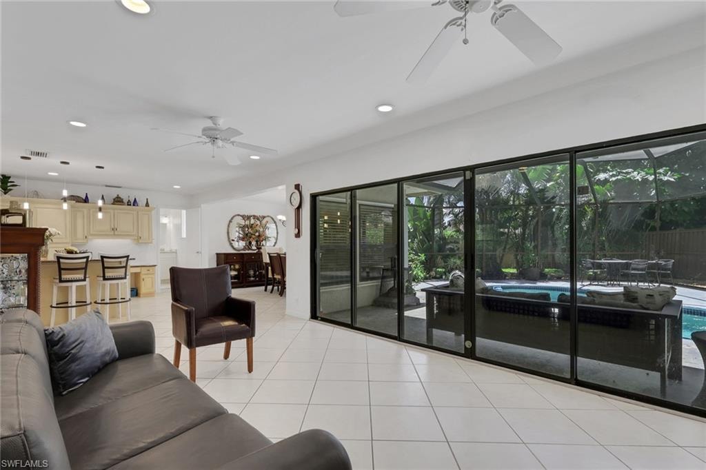 3036 Round Table LN photo 17