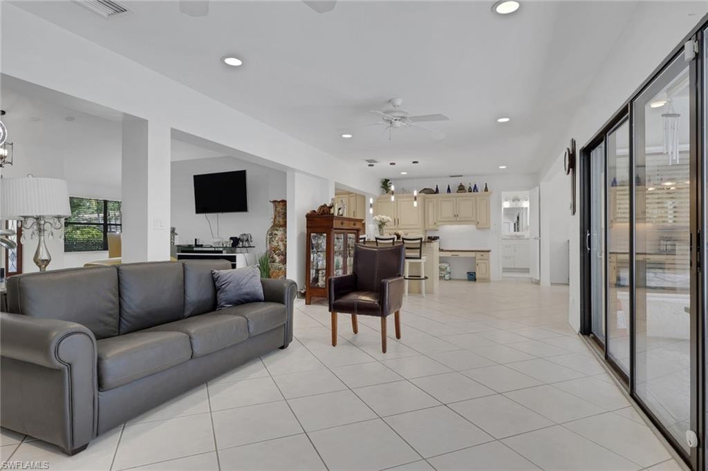 3036 Round Table LN photo 16