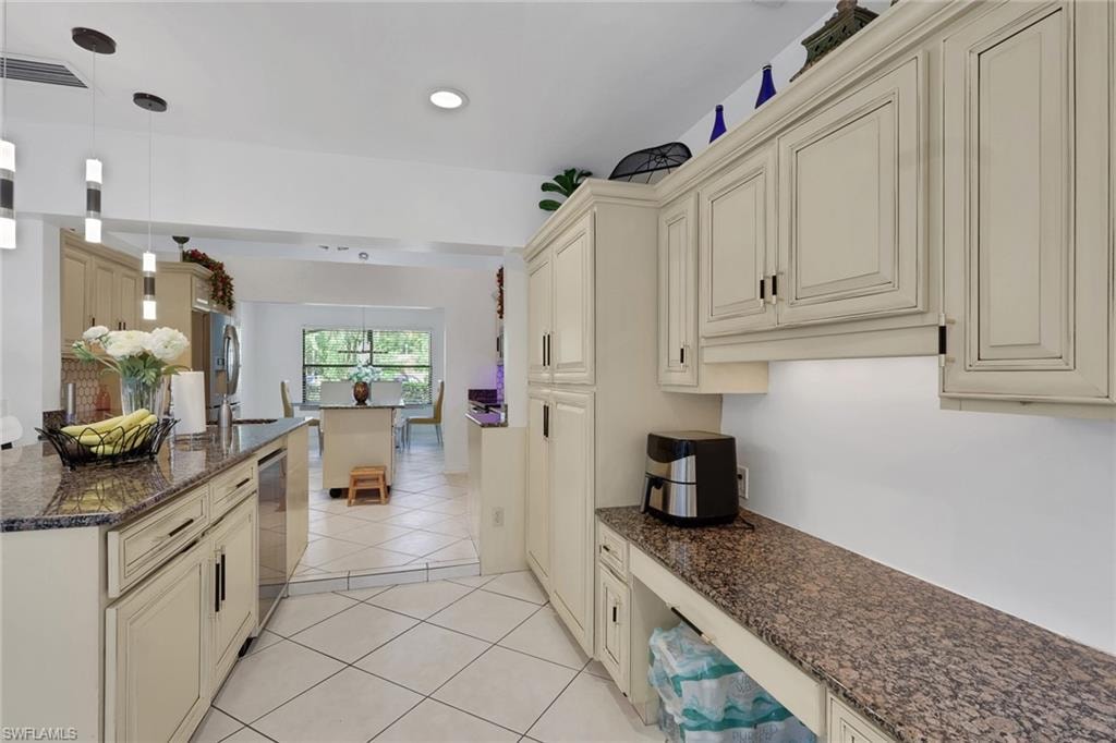 3036 Round Table LN photo 7