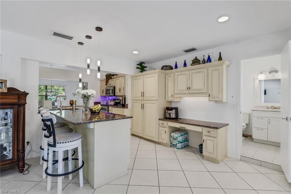 3036 Round Table LN
