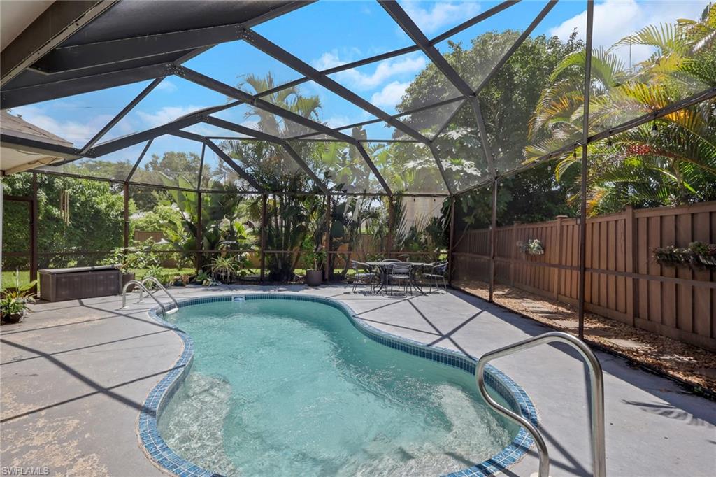 3036 Round Table LN photo 30