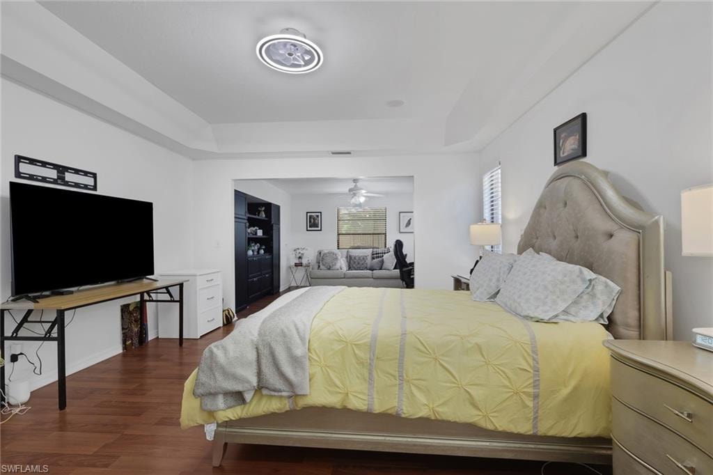 3036 Round Table LN photo 18
