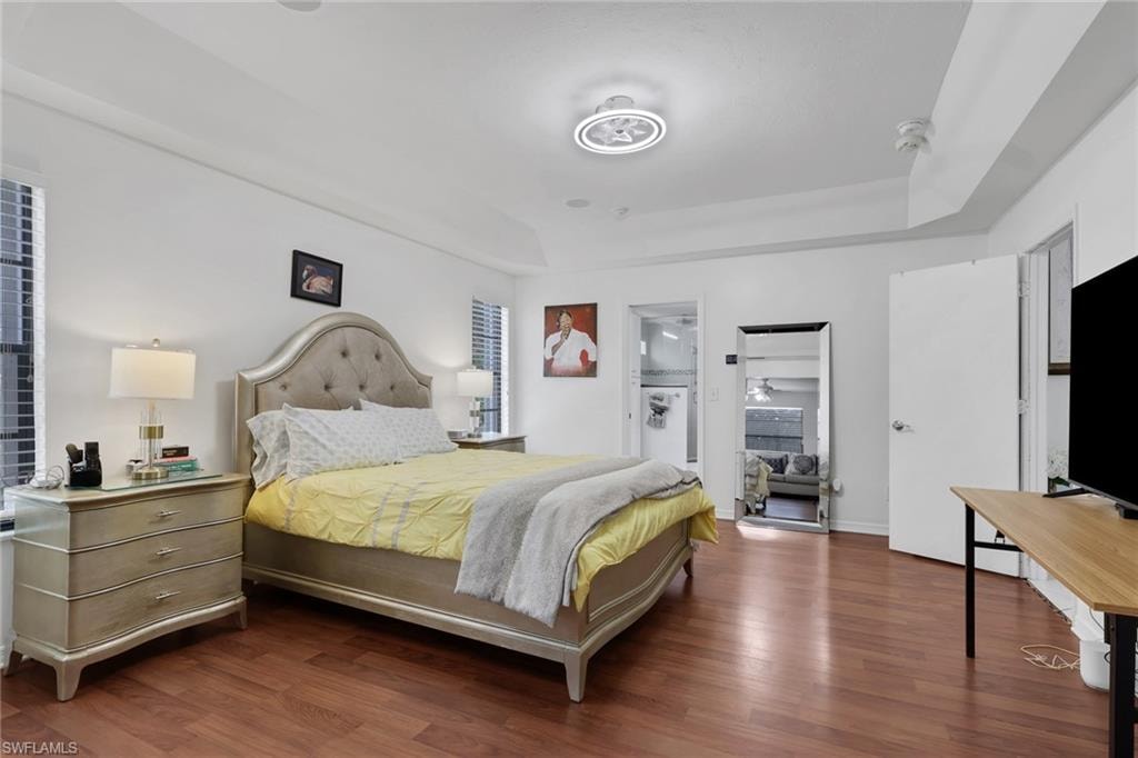 3036 Round Table LN photo 19