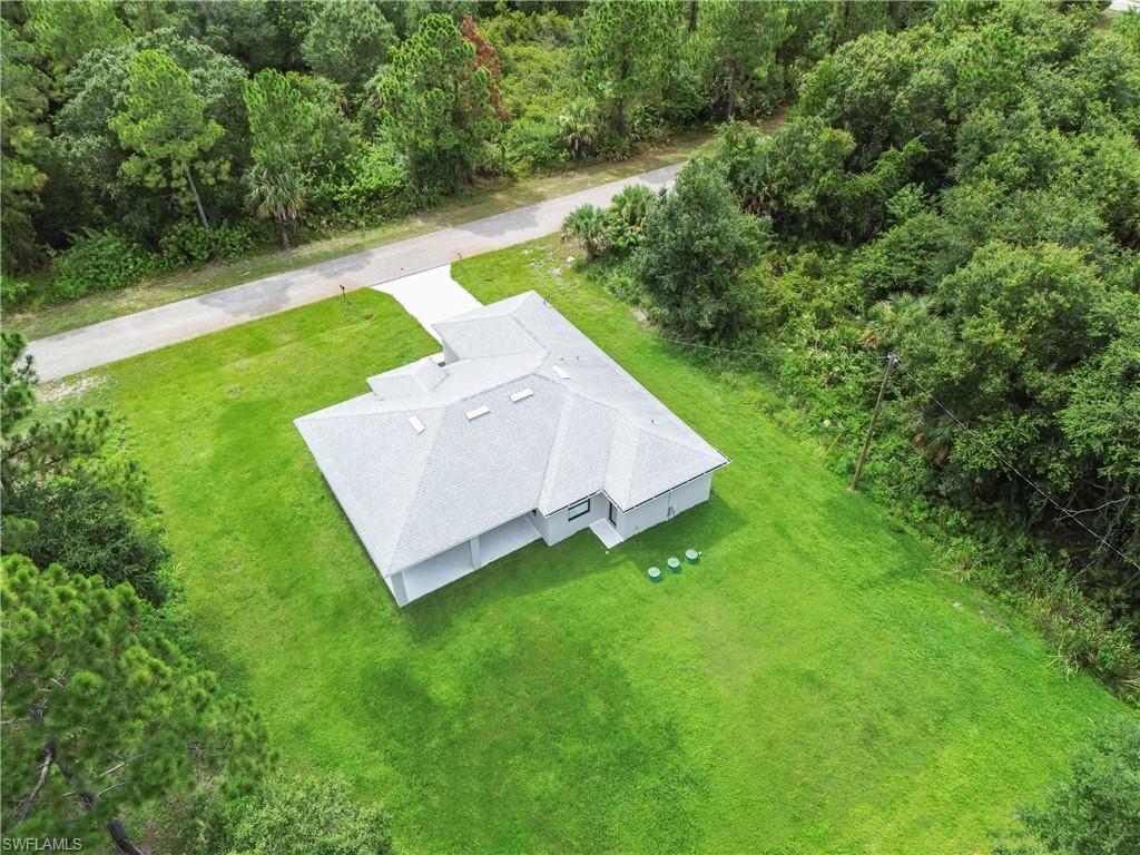 New construction residence with an expansive green lawn