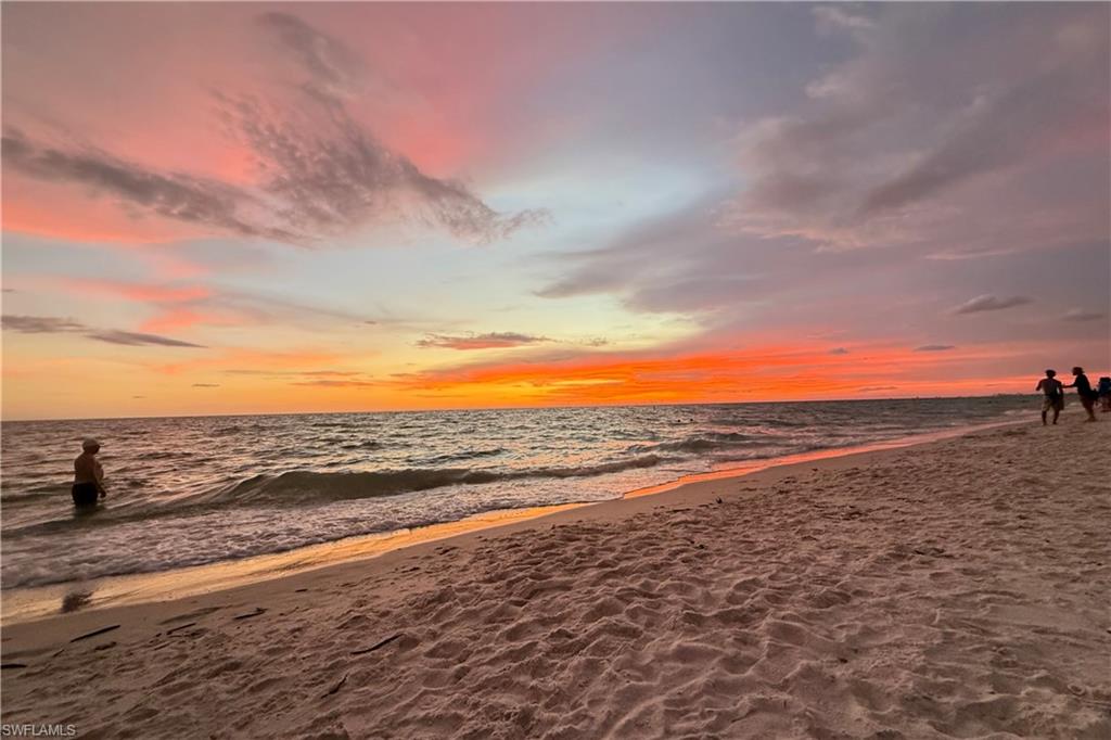 BAREFOOT BONITA BEACH - JUST 5 MILES DUE WEST AT THE END OF BONITA BEACH ROAD !