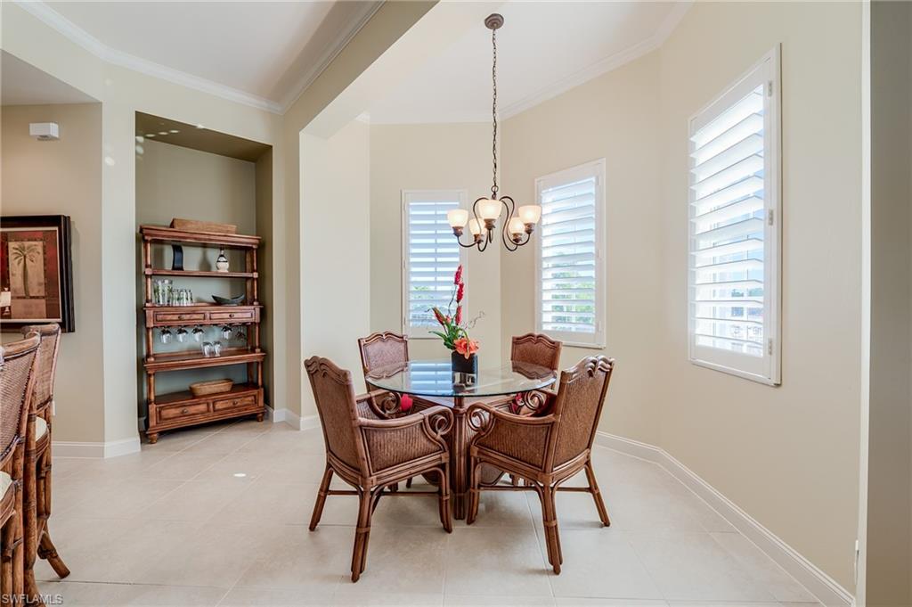 Large Dining Area with Bar & Bayed Window!