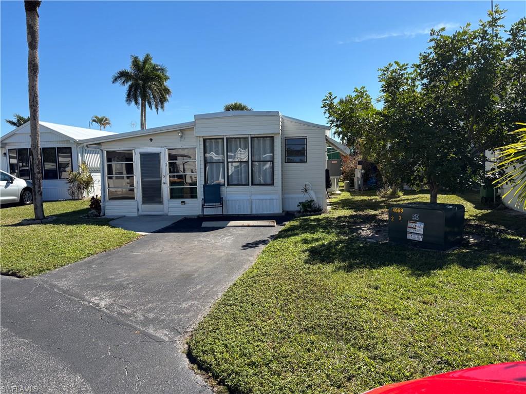 Manufactured / mobile home with a front lawn
