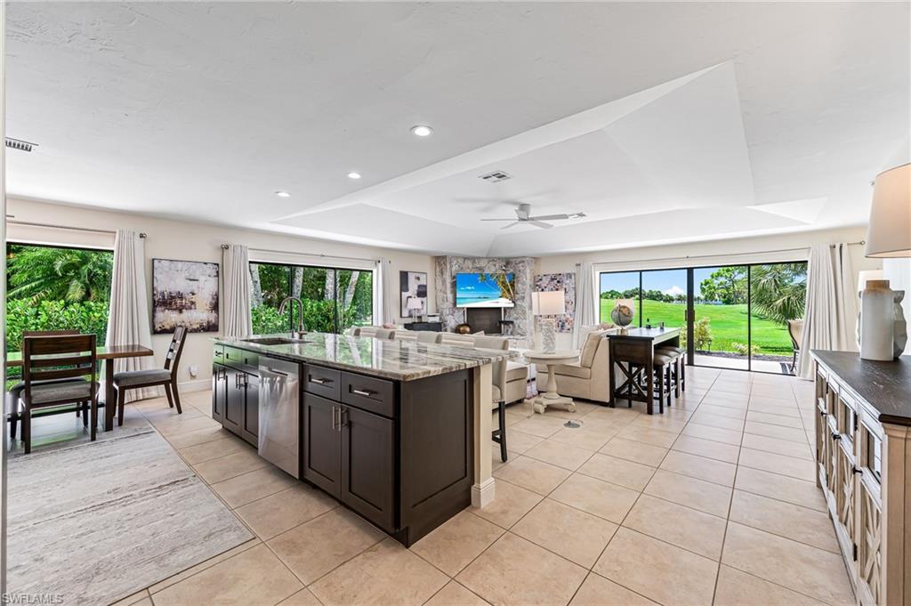 Well equipped kitchen, di plenty of light and  a center island with sink