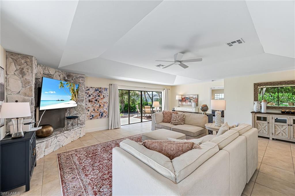 Tray ceiling,with fan, fireplace