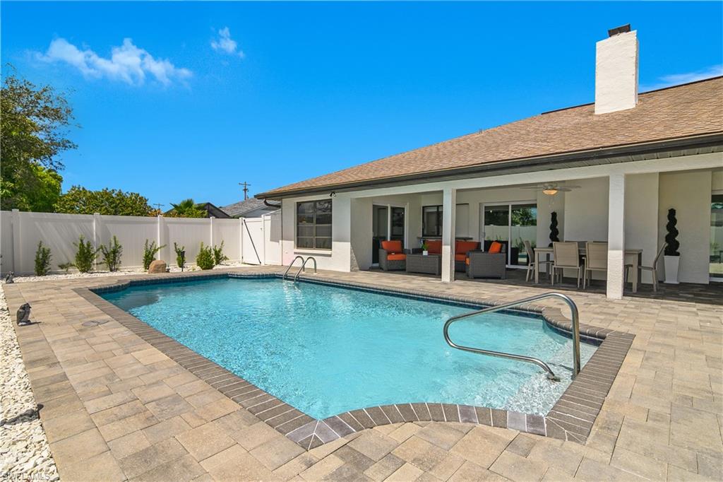 Rectangular swimming pool with integrated steps and handrail