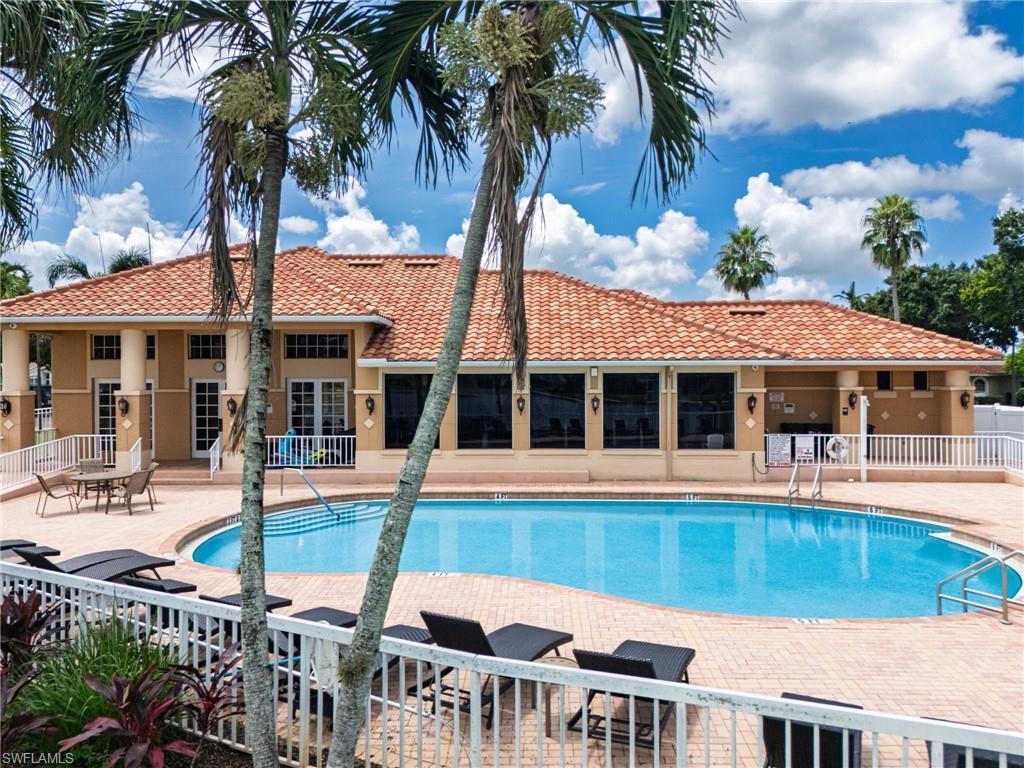 Pool & club house