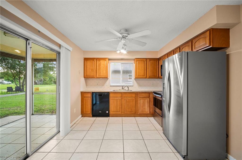 4406 santa barbara BLVD B photo 8