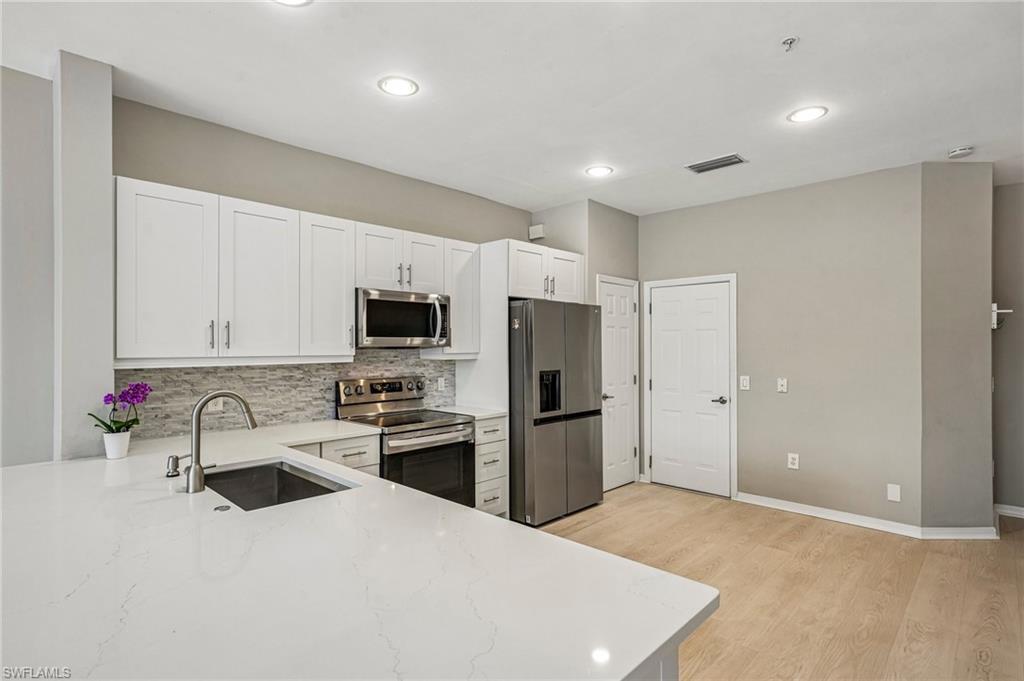 1104 Oxford LN 44