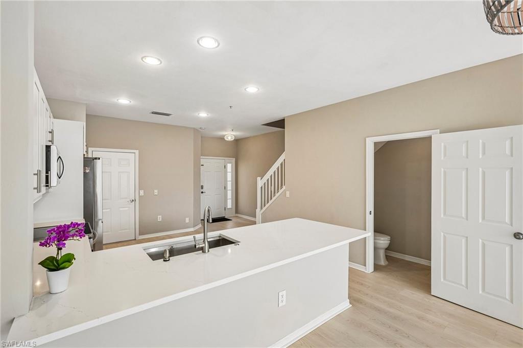 1104 Oxford LN 44