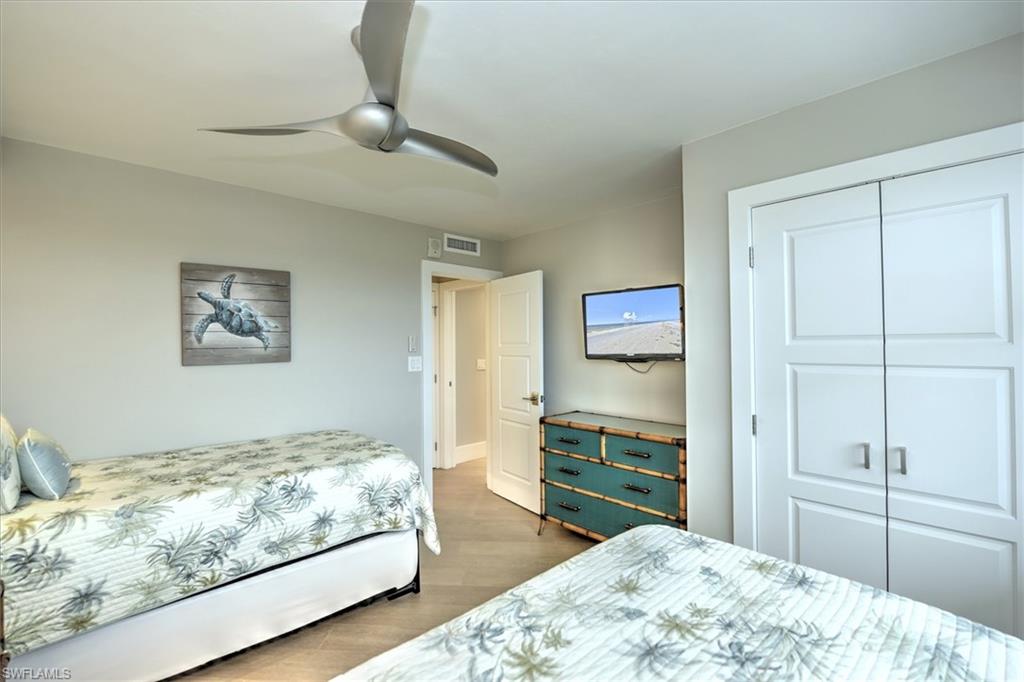 380 Seaview CT 1404 photo 26