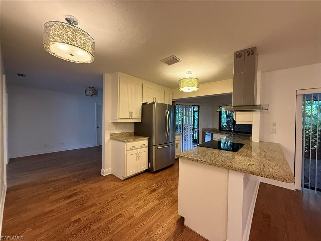 3043 Round Table CT